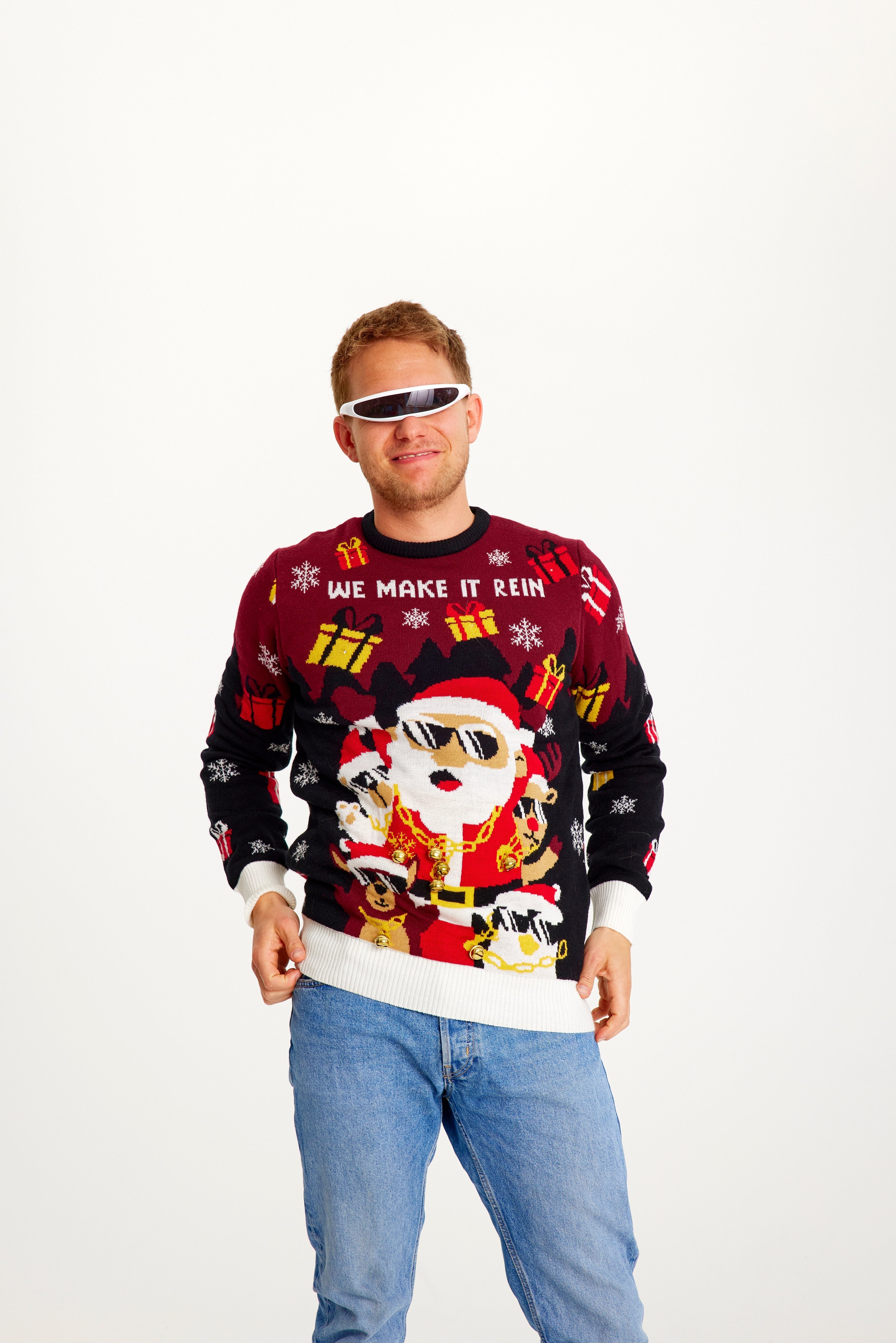 Eine lächelnde Frau in einem rot-schwarzen Weihnachtspulli mit Weihnachtsmann.